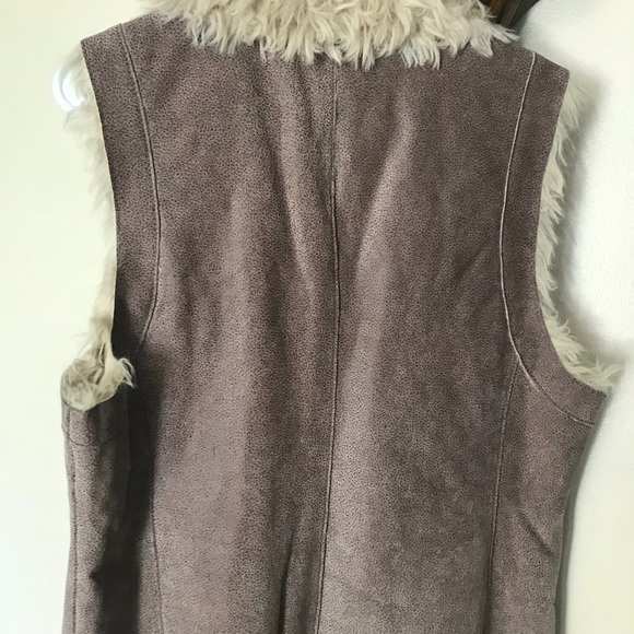 Suede vest lined with faux fur - Picture 4 of 8